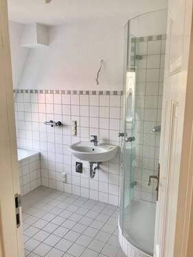 Bad mit Dusche, Wanne, Fenster - 
