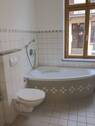Hochparterre Badezimmer mit Wanne, Dusche, Fenster - 1 Zimmer Mehrfamilienhaus, Wohnhaus in Schwerin