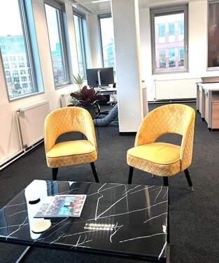 helles Teambüro mit Michel-Blick - 