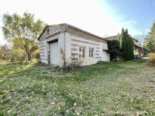 Halle mit zwei großen Garagentoren - 5 Zimmer Einfamilienhaus zum Kaufen in Eichwalde