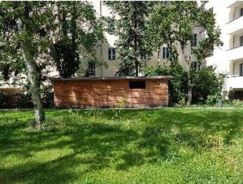 Hof mit Fahrradhäuschen - 