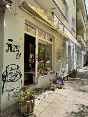 geschäftsstraße um die Ecke - 