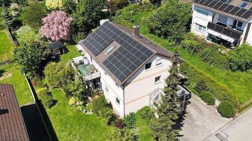 Hausansicht mit Photovoltaik Süden - Ihr neues Zuhause: 3 Familien Wohnhaus mit Garten, Terrasse und vielseitigen Nutzungsmöglichkeiten