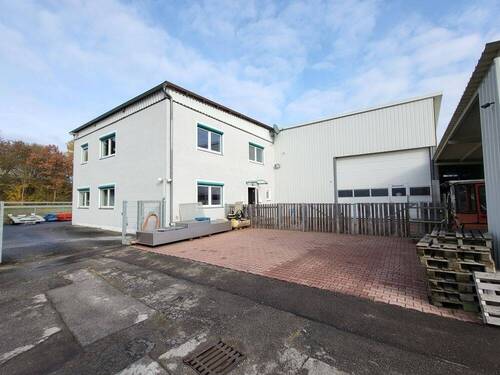 Gewerbeanwesen - Direkt an der B16: Wohn-Geschäftshaus mit Halle