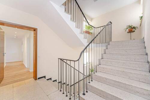 Treppenhaus - 3 Zimmer Etagenwohnung zum Kaufen in Geretsried