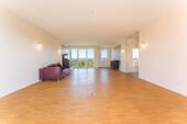 Wohnzimmer mit offener Küche - 