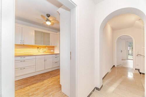 Diele mit Zugang zur Küche - 5 Zimmer Doppelhaushälfte in Geretsried / Gartenberg