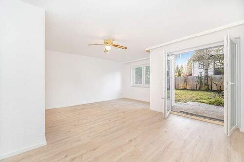 Wohnzimmer mit Zugang zum Garten - 