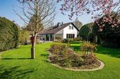 Haus-, Gartenansicht - Exklusives Einfamilienhaus mit Traumgrundstück und Außenpool in Meerbusch-Osterath!