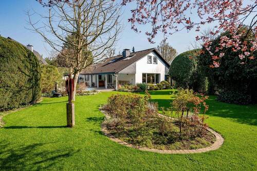 Haus-, Gartenansicht - Exklusives Einfamilienhaus mit Traumgrundstück und Außenpool in Meerbusch-Osterath!