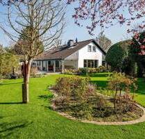 Exklusives Einfamilienhaus mit Traumgrundstück und Außenpool in Meerbusch-Osterath!