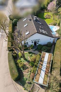 Frontansicht oben - 8 Zimmer Einfamilienhaus zum Kaufen in Meerbusch