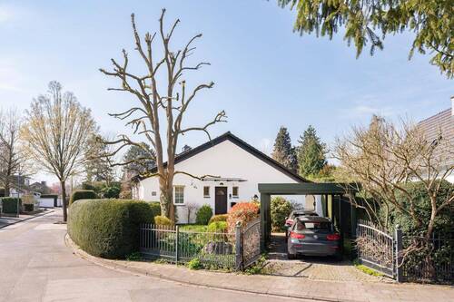 Hauseingang/Carports - 8 Zimmer Einfamilienhaus in Meerbusch