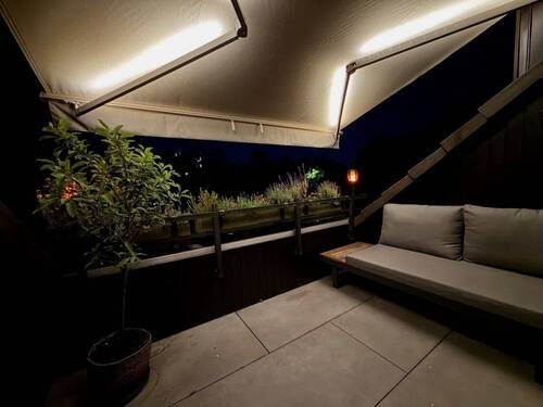 Loggia bei Nacht mit Markise - 