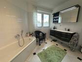 Vollbad mit Dusche im OG - 