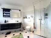 Vollbad mit Dusche im OG - 