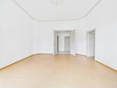 Wohnzimmer - Renovierte, großzügige Wohnung mit Balkon