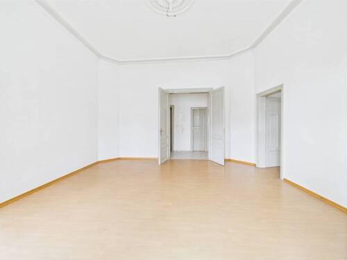Wohnzimmer - Renovierte, großzügige Wohnung mit Balkon