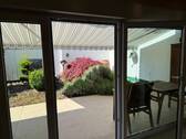 Blick vom Wohnzimmer zur Terrasse - 