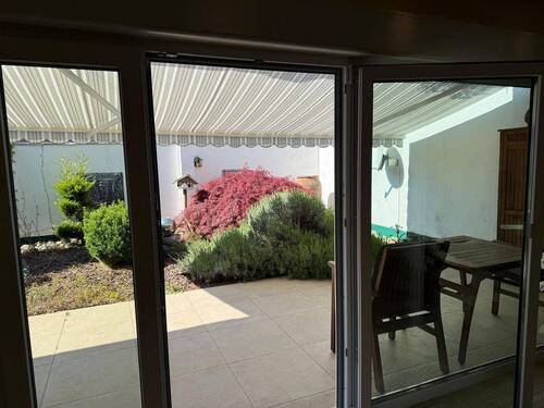 Blick vom Wohnzimmer zur Terrasse - 