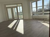 Wohnzimmer - 3-Zimmer Endetagen-Wohnung mit Südloggia und Tiefgaragen-Stellplatz