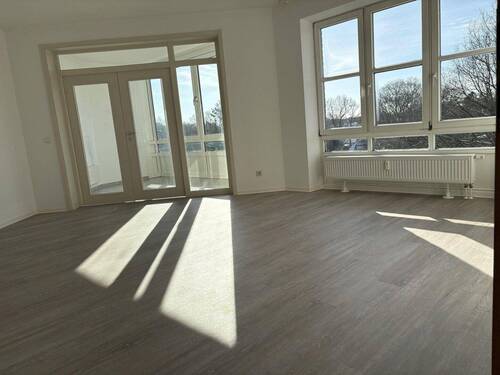 Wohnzimmer - 3-Zimmer Endetagen-Wohnung mit Südloggia und Tiefgaragen-Stellplatz