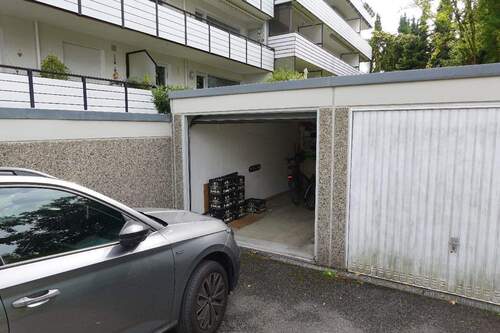 Garage direkt hinter dem Haus - 