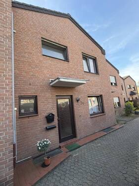 Frontansicht - Zentral gelegenes EFH - kurzfristig frei !!