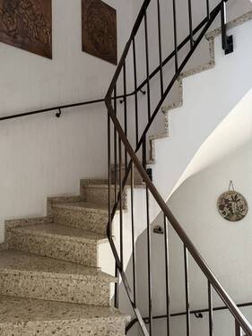 Steintreppe zum Obergeschoss - 
