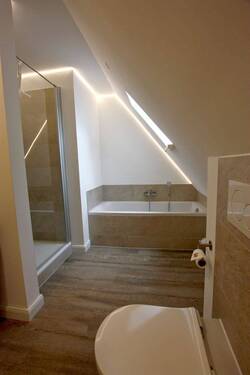 mit Badewanne und Dusche - 