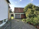 Hofseite mit Garage - 
