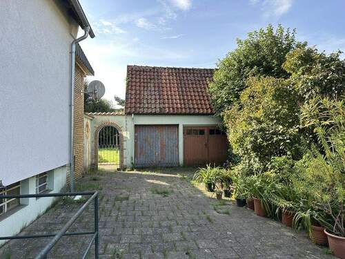 Hofseite mit Garage - 