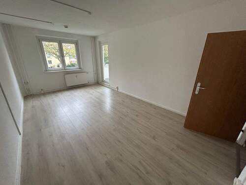 Wohnzimmer - Geräumige 3-Zimmer-Erdgeschosswohnung mit Balkon!