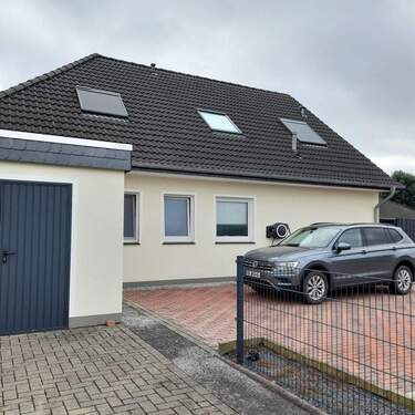 Garage und gepflasterte Stellfläche - 8 Zimmer Mehrfamilienhaus, Wohnhaus zum Kaufen in Elsfleth