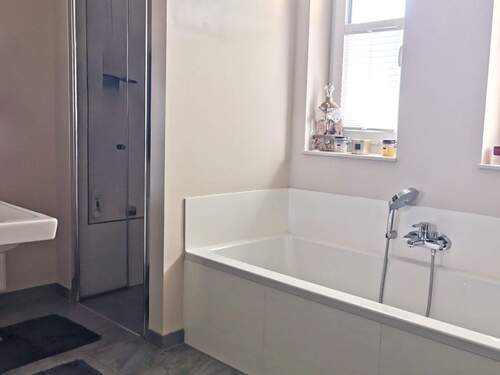 En- suite Elternbad mit großer Badewanne u.Dusche - 