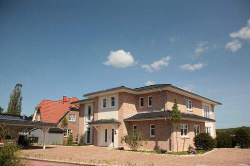 Frontansicht mit Eingang und Carport - 4 Zimmer Doppelhaushälfte in Grönwohld