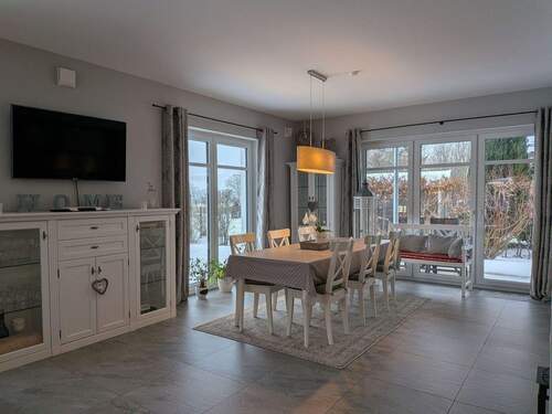 Esszimmer mit Zugang zur Terrasse. - 