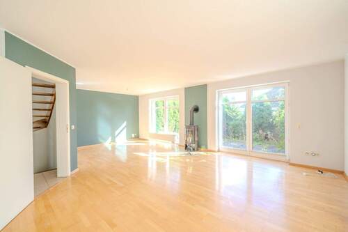 Wohnzimmer mit Kamin - 3 Zimmer Einfamilienhaus in Bad Salzdetfurth