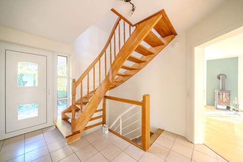 Flur EG mit Treppe zum DG - 