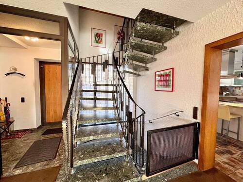 Eingang mit Treppe zum OG - Einfamilienhaus mit 172,00 m&sup2; in Schalksmühle zum Kaufen