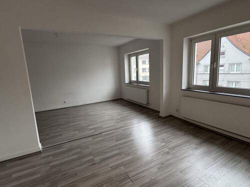 Wohnraum - Modernisierte Altbauwohnung in City-Nähe