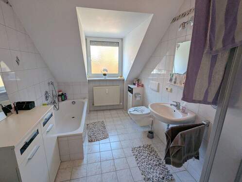 Badezimmer mit Dusche und Badewanne - 