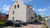 Westansicht mit Straße - 
