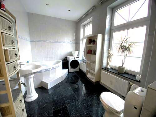 Tageslichtbad mit Wanne - 