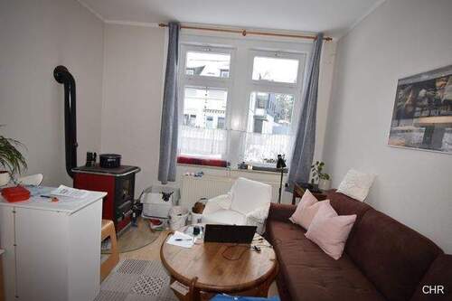 Wohnzimmer mit Kaminofen - 1 Zimmer Mehrfamilienhaus, Wohnhaus in Ellrich / Sülzhayn