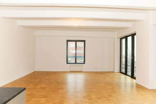 Wohnzimmer mit EBK - 3 Zimmer Einfamilienhaus zum Kaufen in Berlin