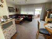 Wohn-Esszimmer mit Kachelofen und Balkon (OG) - 