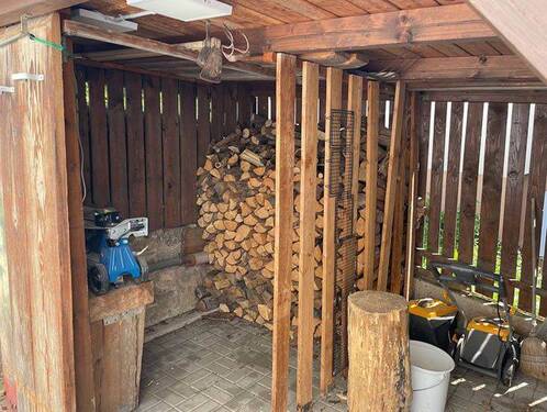 Holzschuppen mit Spalter - 