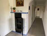 Flur UG mit Kachelofen, Solarthermie ist auf dem Dach - Einfamilienhaus mit 158,00 m&sup2; in Weikersheim zum Kaufen