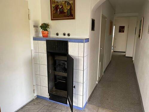 Flur UG mit Kachelofen, Solarthermie ist auf dem Dach - Einfamilienhaus mit 158,00 m&sup2; in Weikersheim zum Kaufen